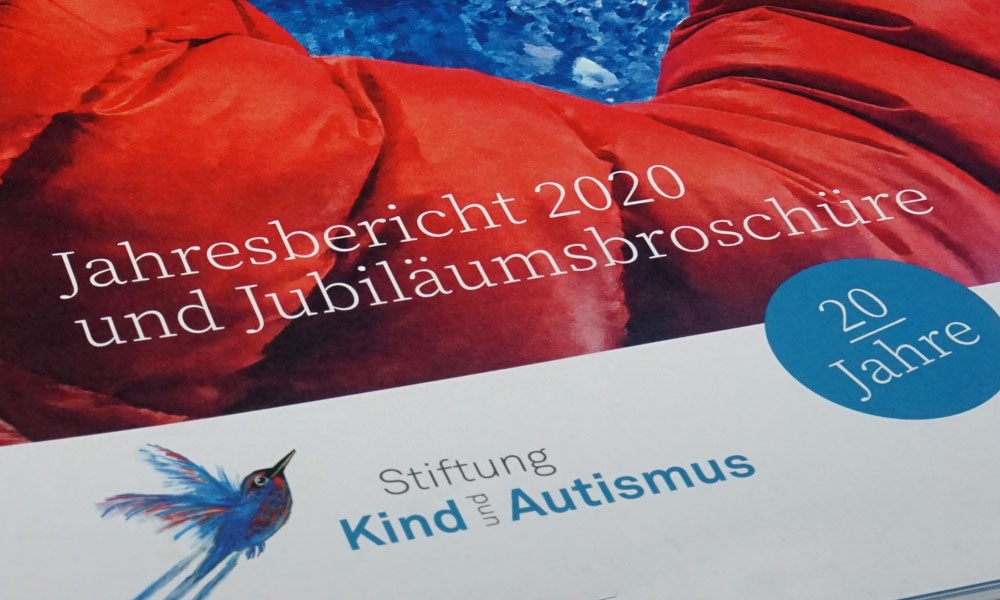 Ein Kind im Aquarium